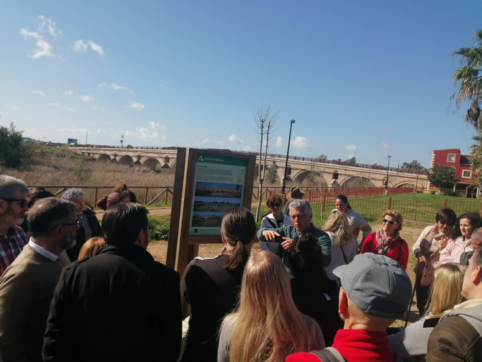 Multitudinaria visita guiada al puente de Cartuja en Jerez