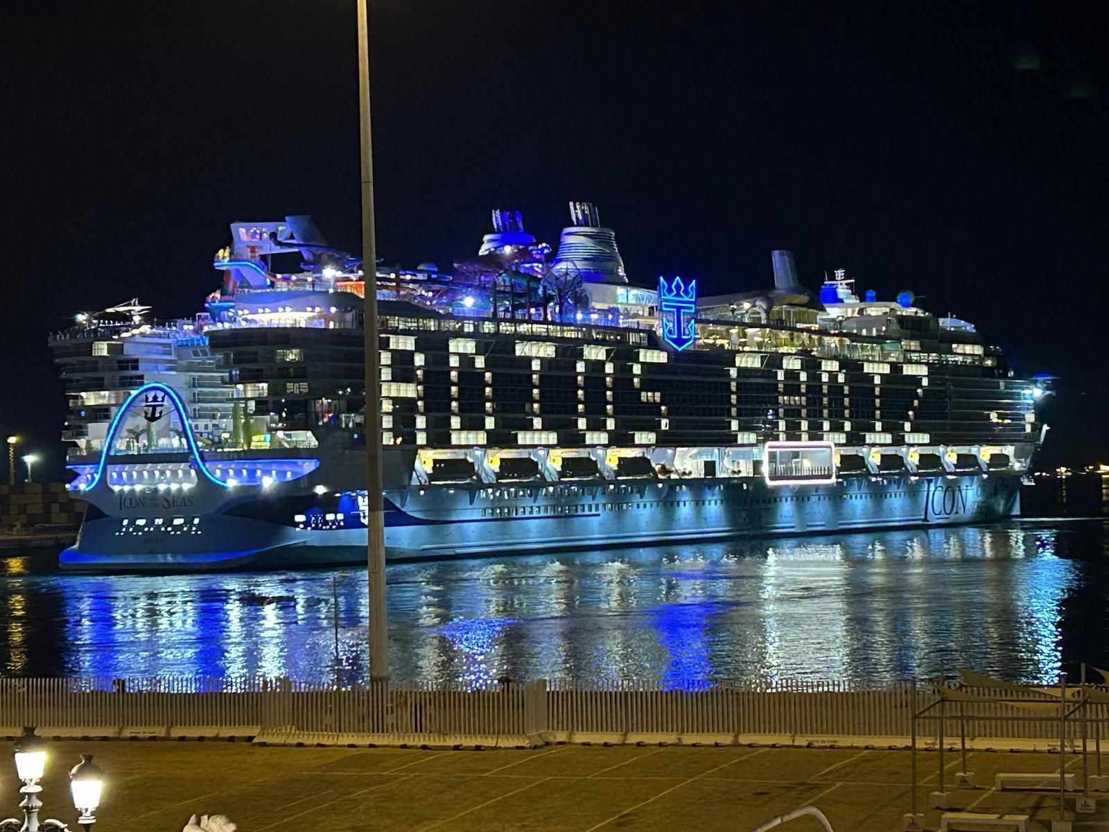 El crucero, despidiéndose de Cádiz.