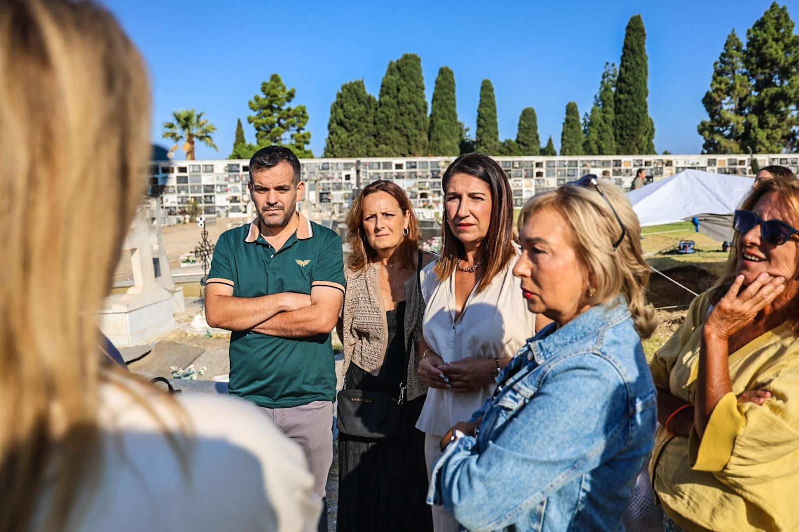 Imágenes de la exhumación de fosas comunes en el cementerio de Huelva para buscar posibles bebés robados