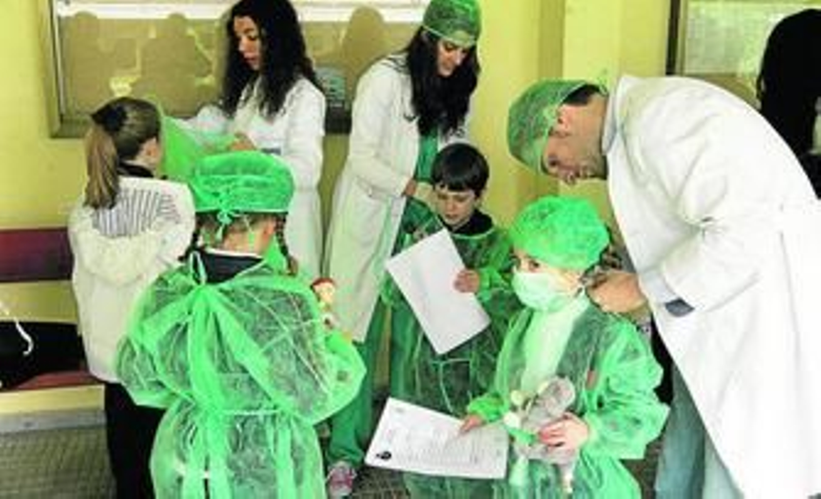 Algunos de los escolares se preparan para entrar en el quirófano del Hospital de Ositos.