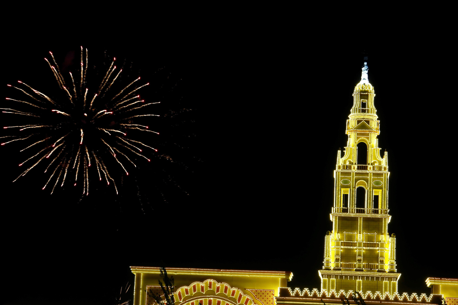 El espectáculo de fuegos artificiales de la Feria de Córdoba 2023, en imágenes