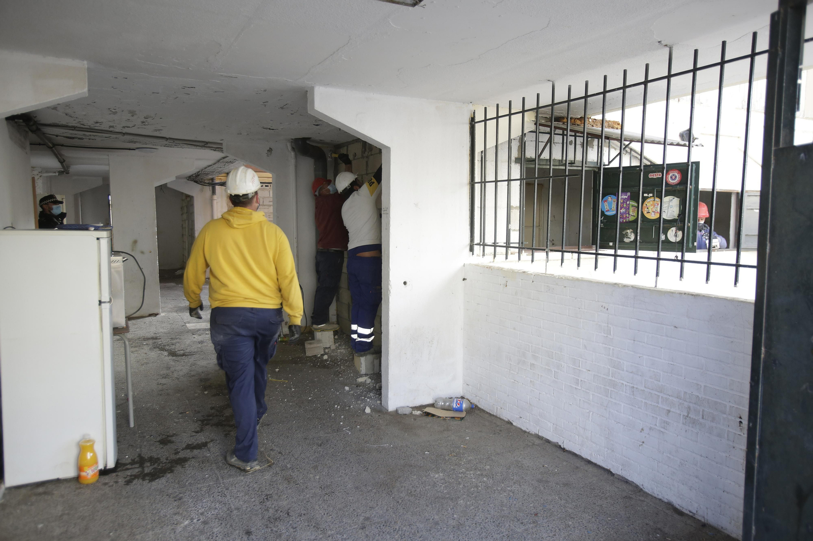 Demolición de muros y patios ilegales en las tres mil viviendas
