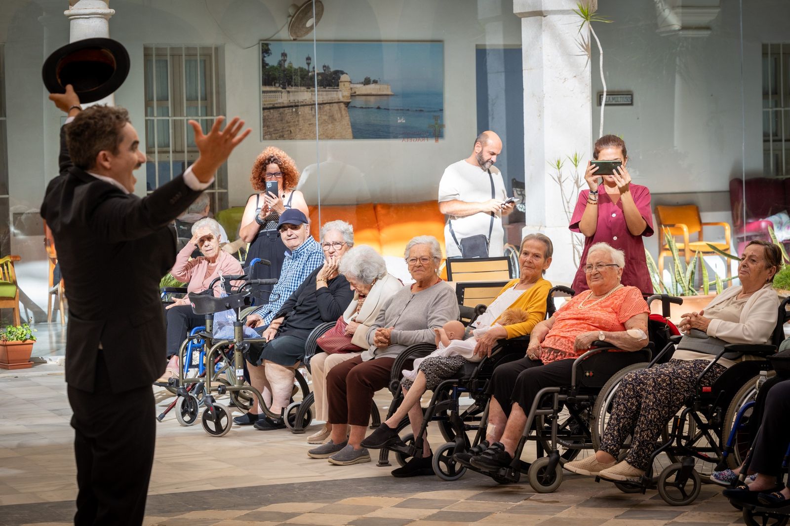 En imágenes, Charlot lleva la magia del cine a la residencia Fragela de Cádiz