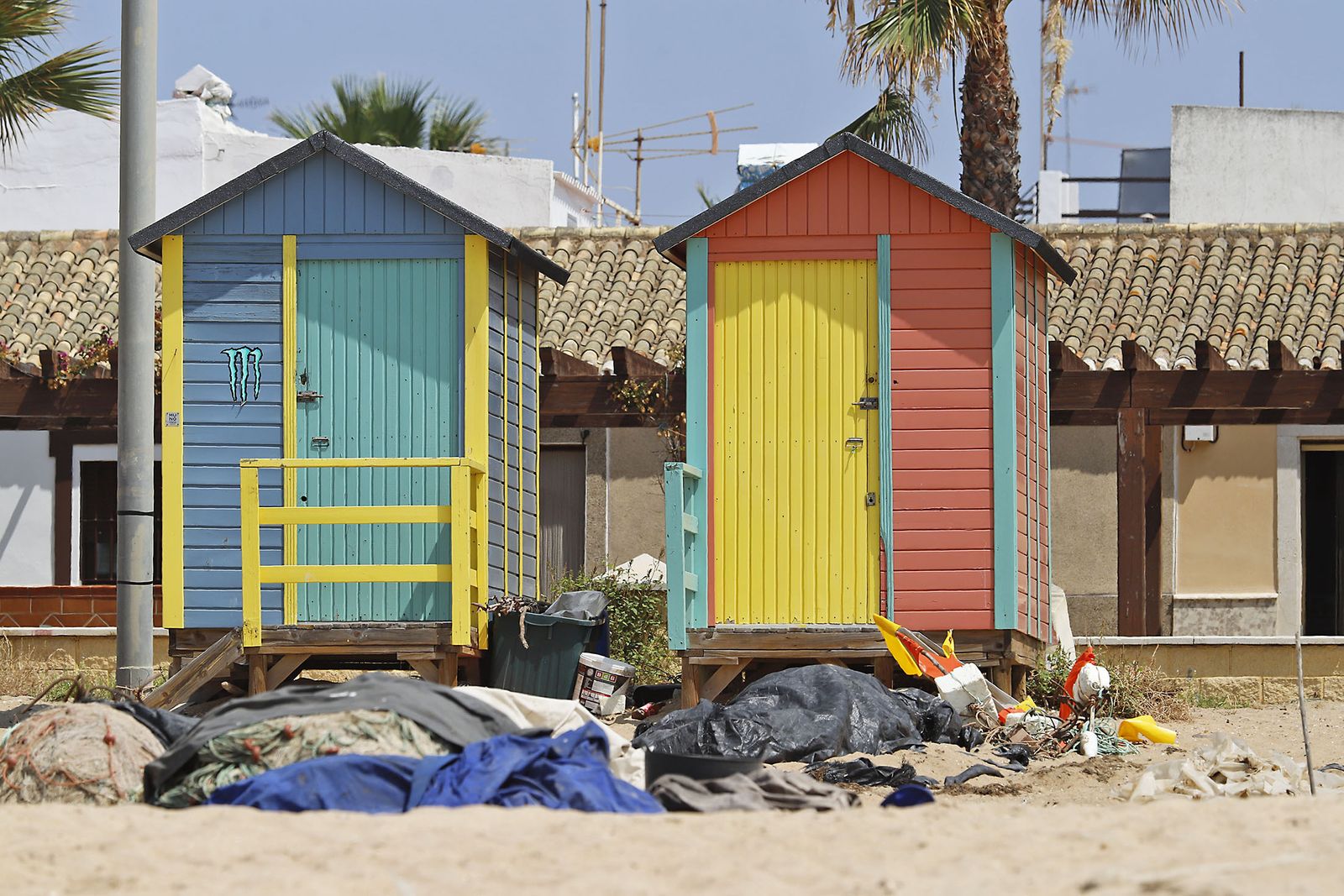Imágenes del ambiente en las playas de Huelva en el 1 de julio