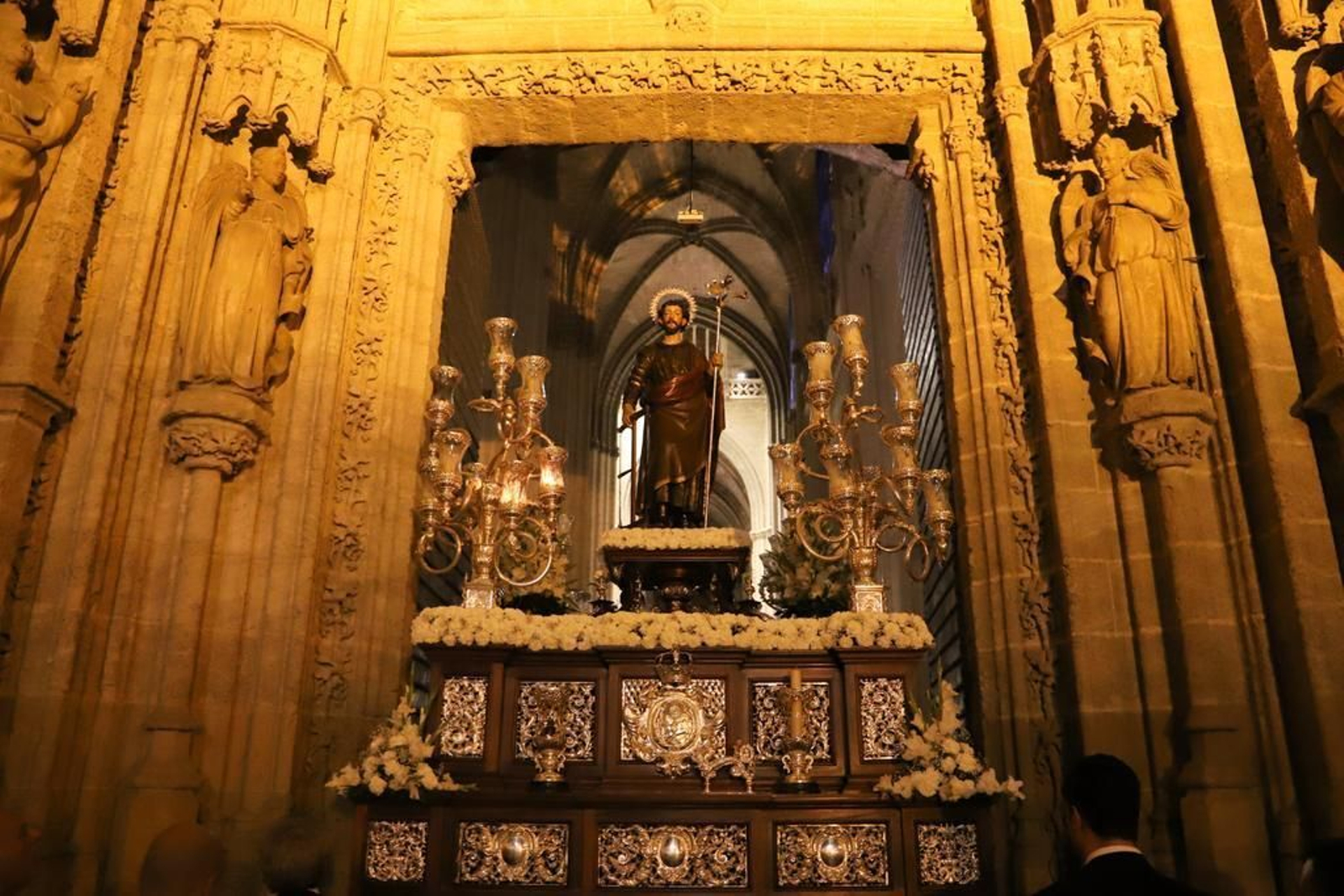 La imagen del Patriarca cruzó el dintel de la Catedral pasadas las once de la noche