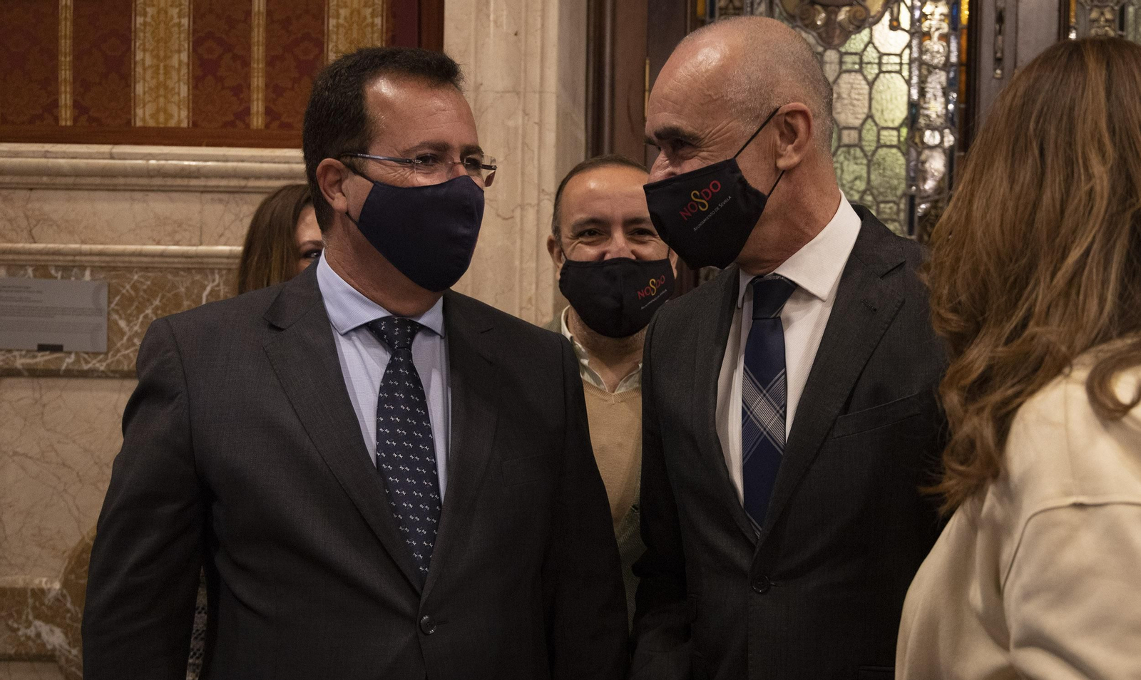 Antonio Muñoz charla con Juan Carlos Cabrera tras la comparecencia de Espadas.