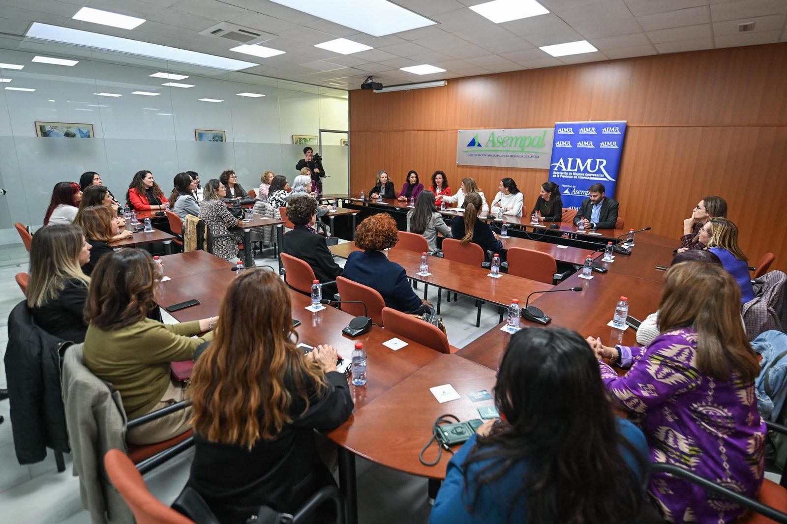 Encuentro de la consejera y la alcaldesa con las mujeres empresarias