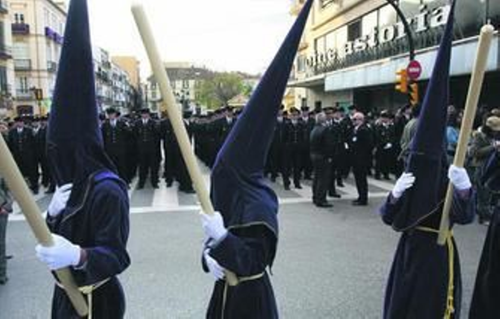 Penitentes de la cofradía de El Rico en Málaga capital.