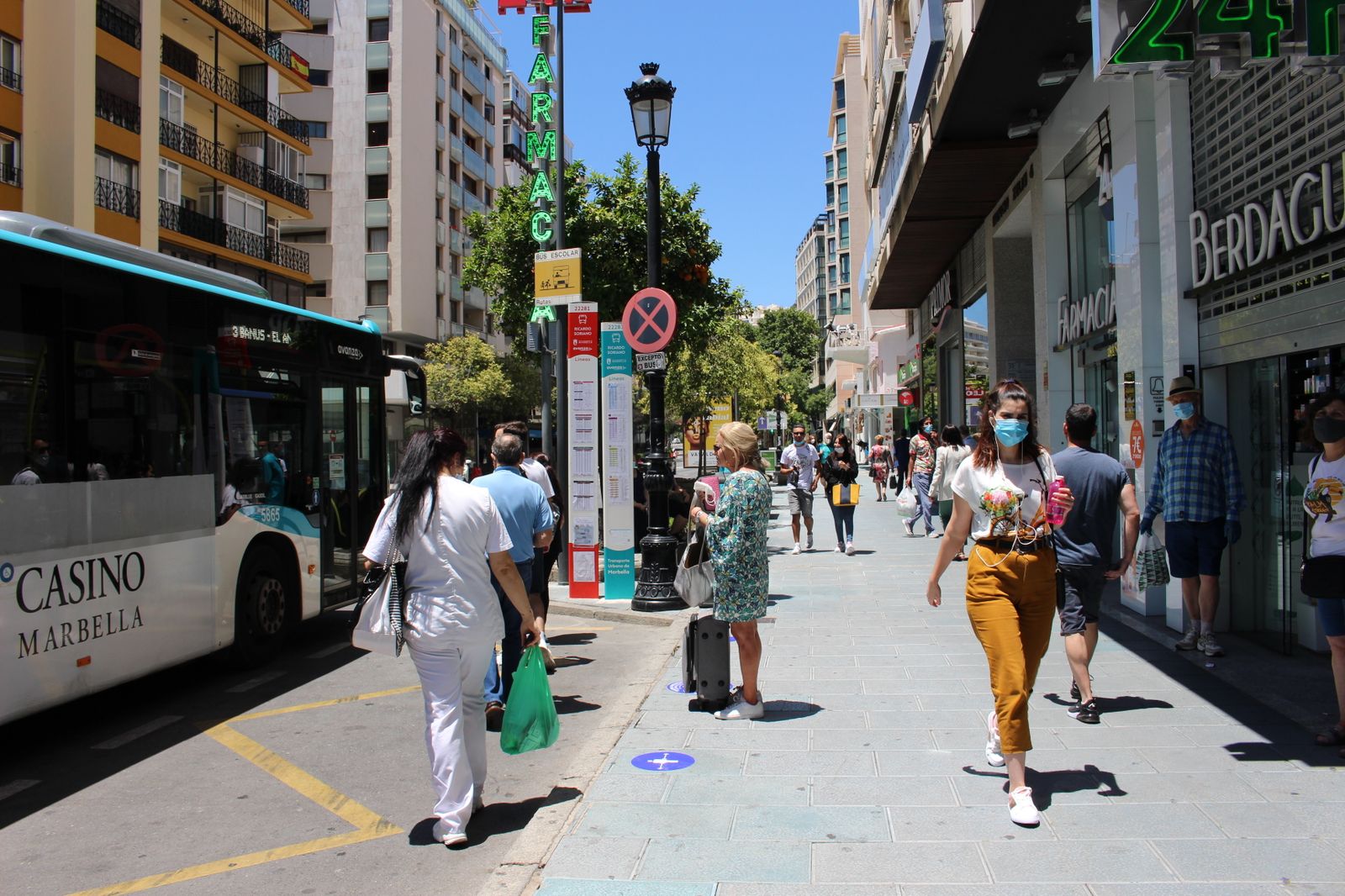 Varios viandantes por la avenida Ricardo Soriano de Marbella.