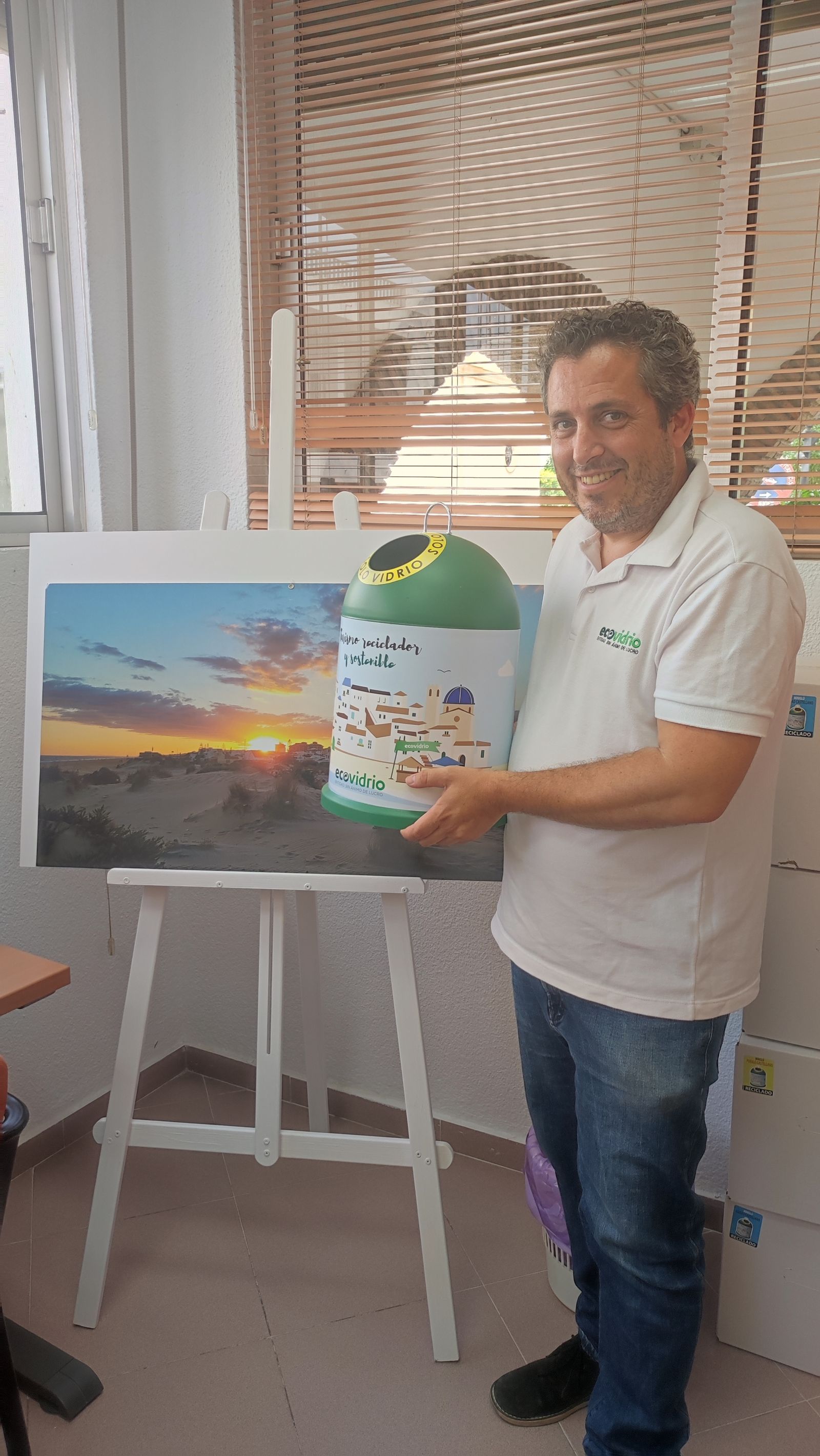 Un mini iglú de recogida de residuos de Ecovidrio.