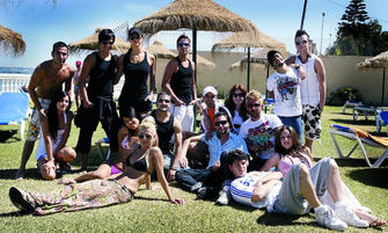 Los protagonistas de 'Hoy no me puedo levantar', ayer en el Hotel Atlántico, donde se alojan.