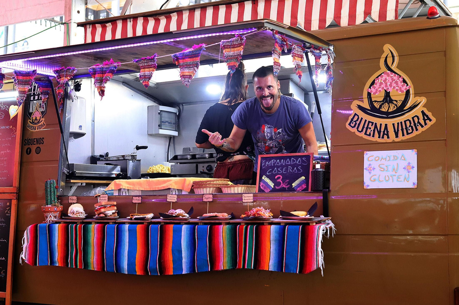 Imágenes de la apertura del Festival de Food Trucks de Binómico en la Plaza de las Monjas