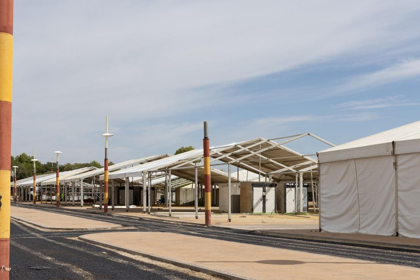Montaje de casetas de la Feria de San Lucas, en imágenes