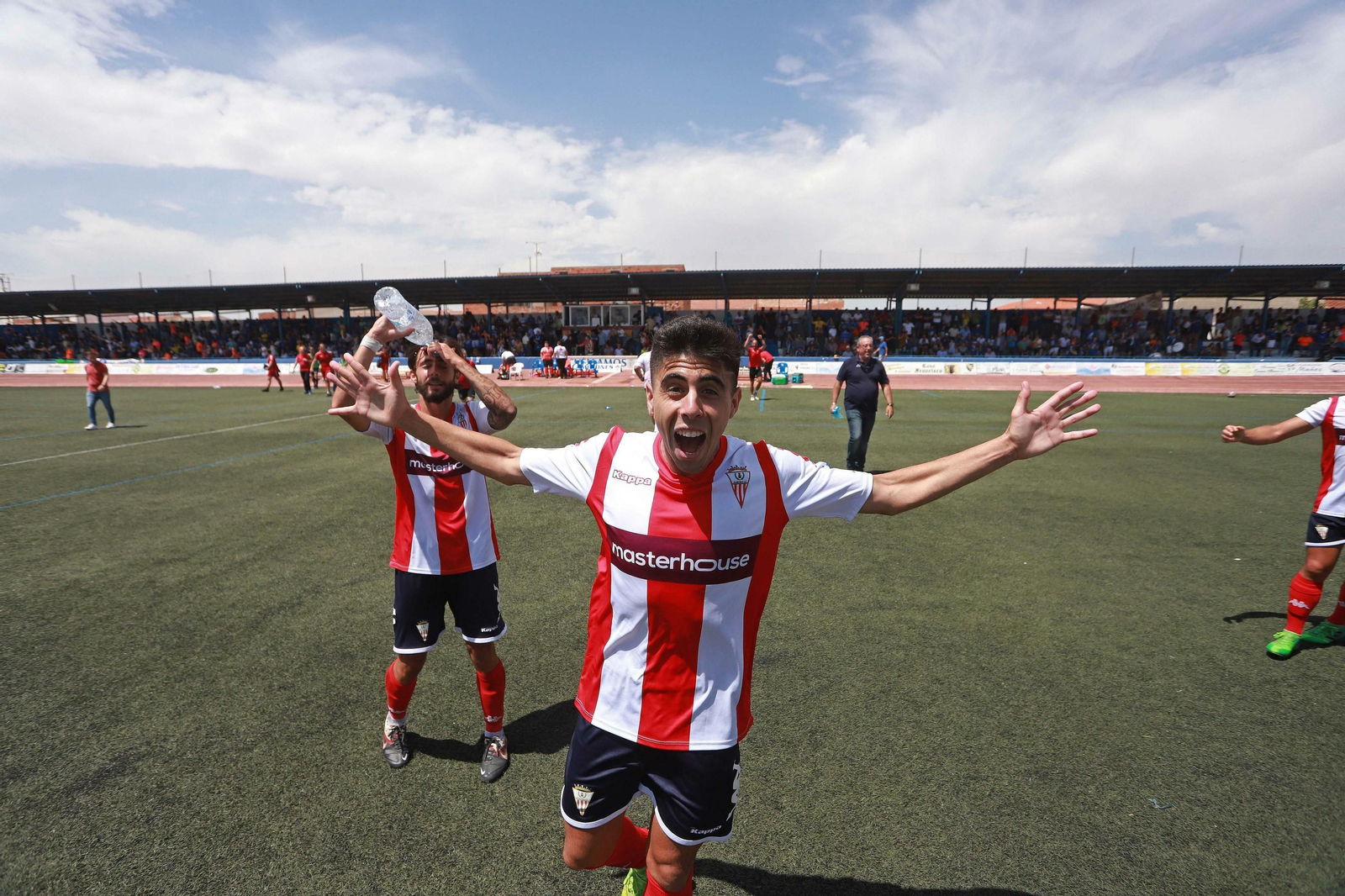 José Carlos celebra el ascenso en Socuéllamos.