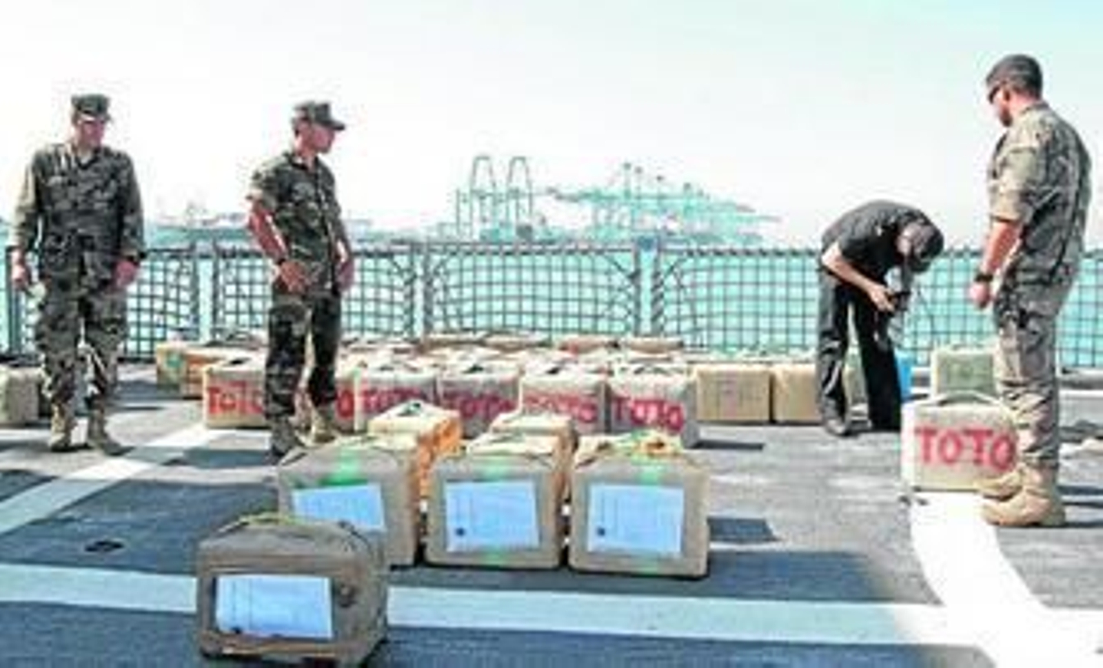 Imagen del material incautado por el patrullero de la Armada 'Serviola' a su llegada al Puerto de Algeciras.