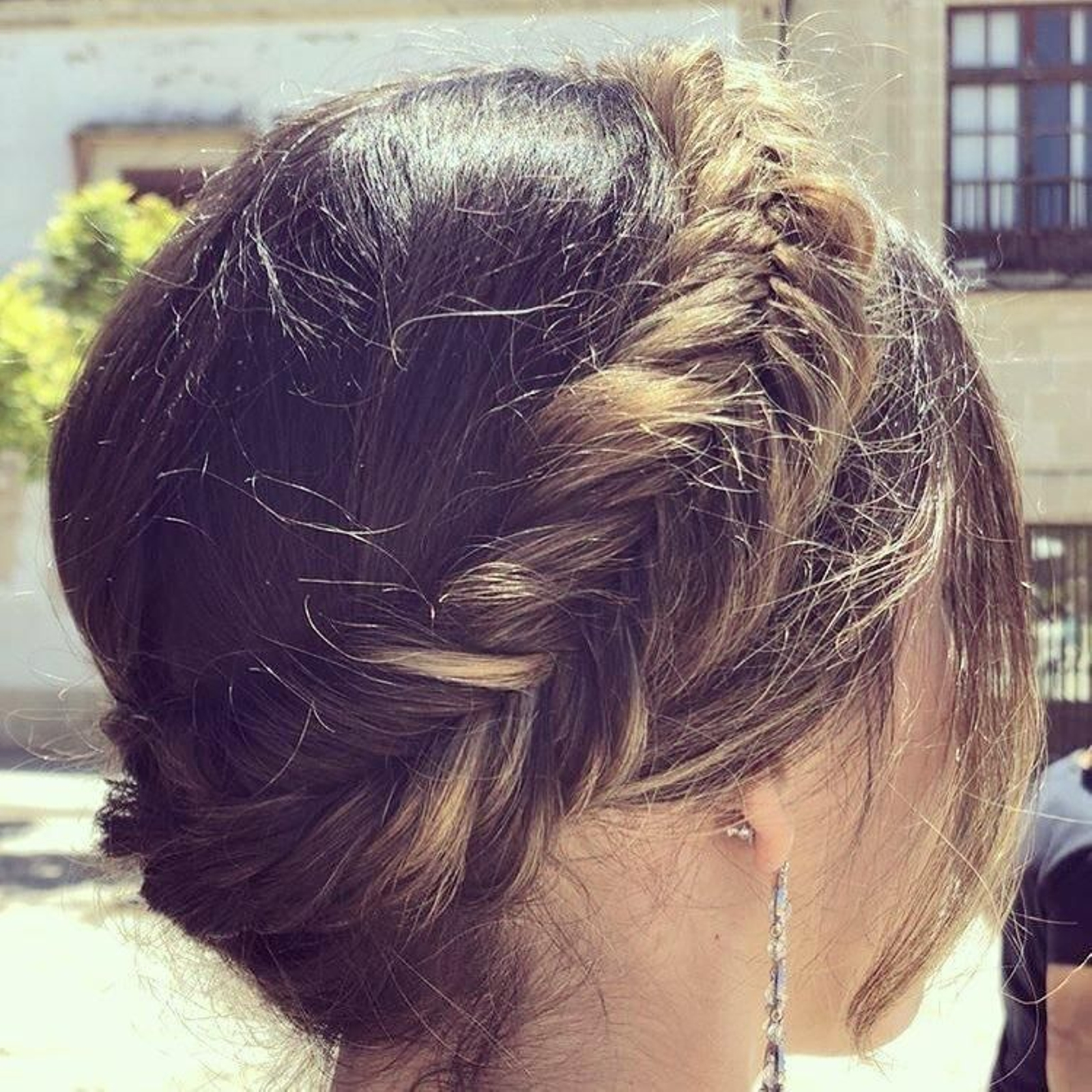 Un recogido con halo de trenza de espiga, de @sonsolesflamarique