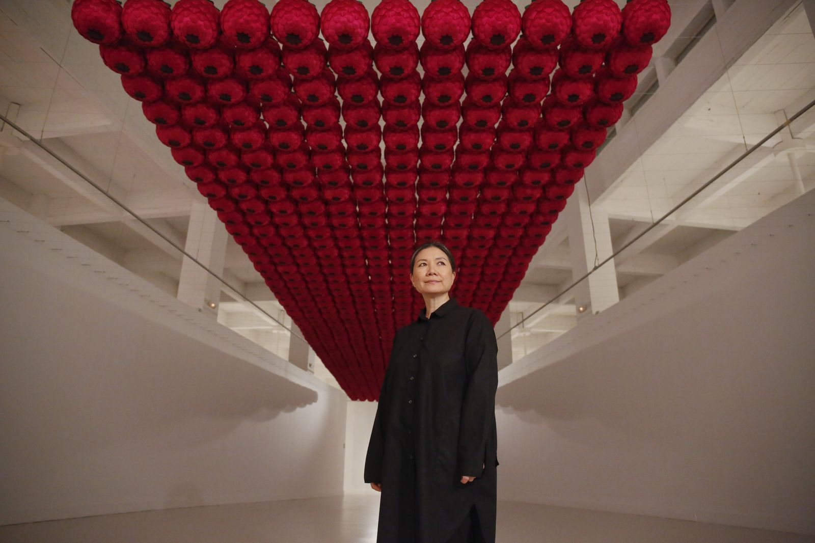 La exposición de la artista coreana Kimsooja junto a su obra del CAC Málaga.