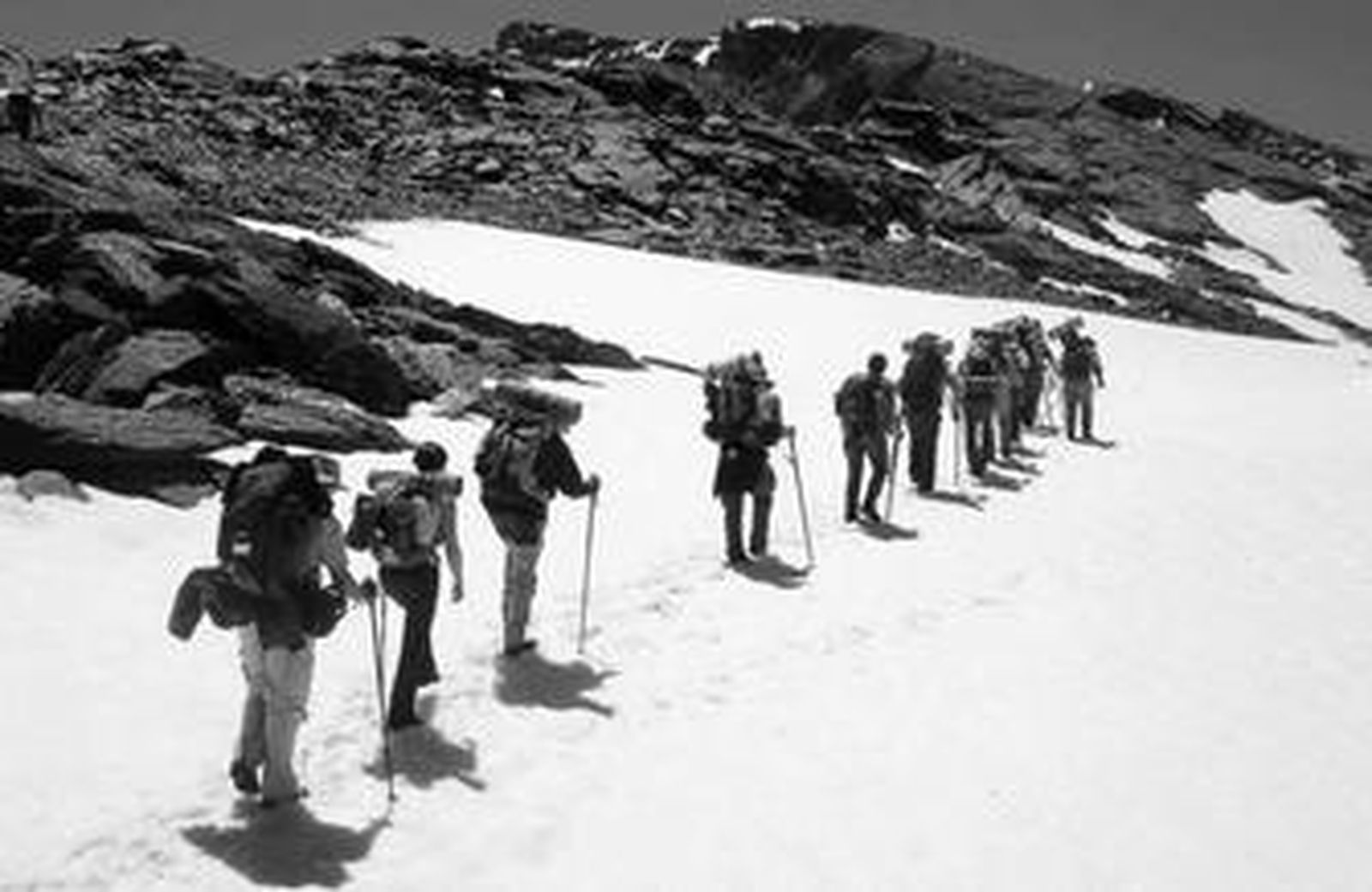 Un grupo de participantes se dispone a terminar una de las rutas de senderismo durante el pasado año.