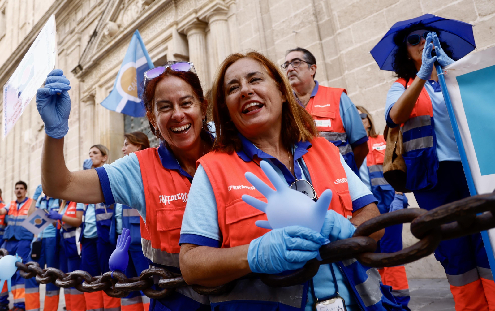Dos profesionales del SUAP durante la última protesta en Sevilla Dos profesionales del SUAP durante la última protesta en Sevilla