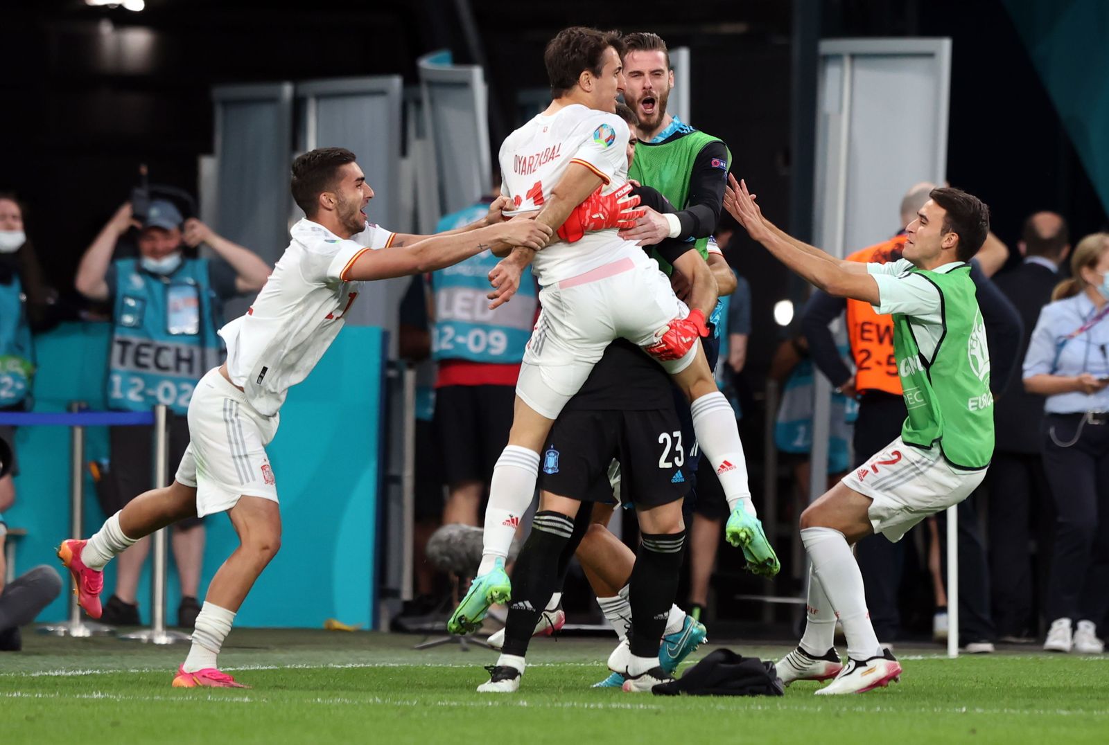 Oyarzabal se abraza a Unai Simón ante Ferrán Torres.