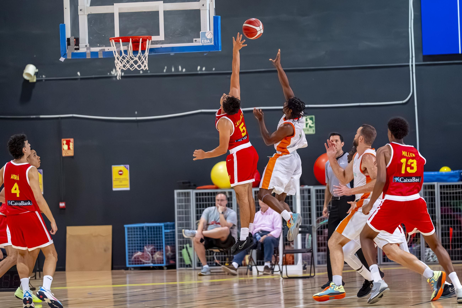 España B, con Álvaro Folgueiras, derrota a Costa de Marfil antes de venir a Málaga