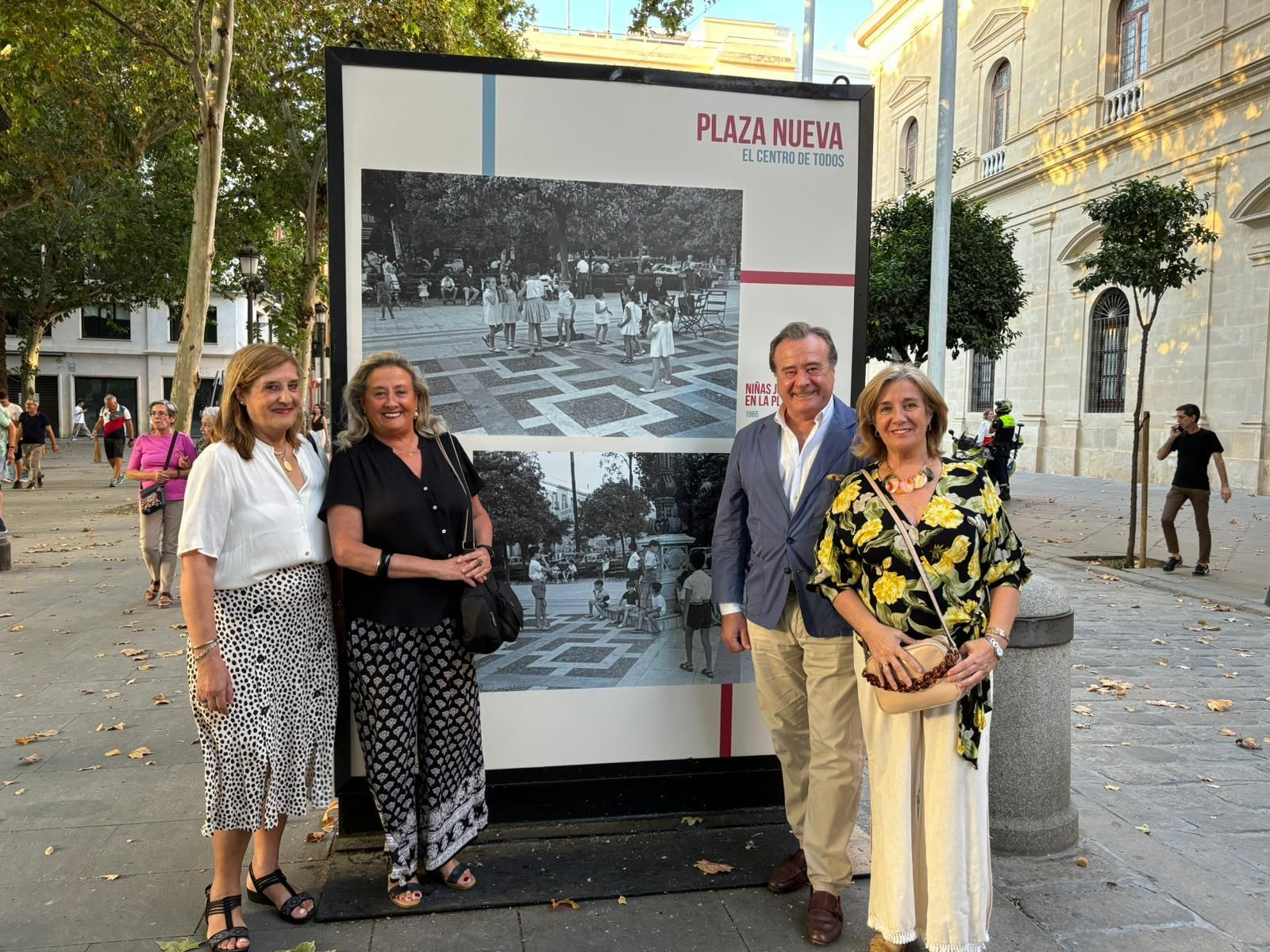 Los cuatro hermanos Moeckel Gil (Carmen, Reyes, Otto y Mayte) junto a la fotografía de 1965 en la que aparecen en una tarde de juegos en la Plaza Nueva.