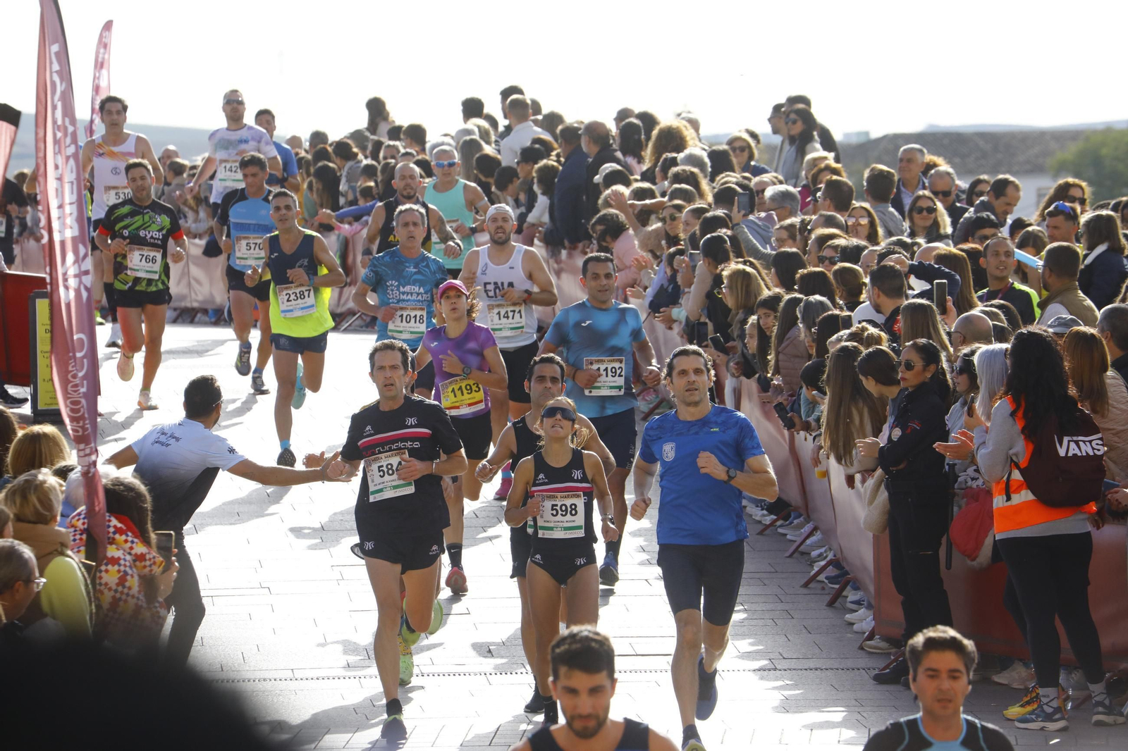 La gloria de cruzar la Puerta del Puente: las fotos de la línea de meta de la Media Maratón de Córdoba 2024