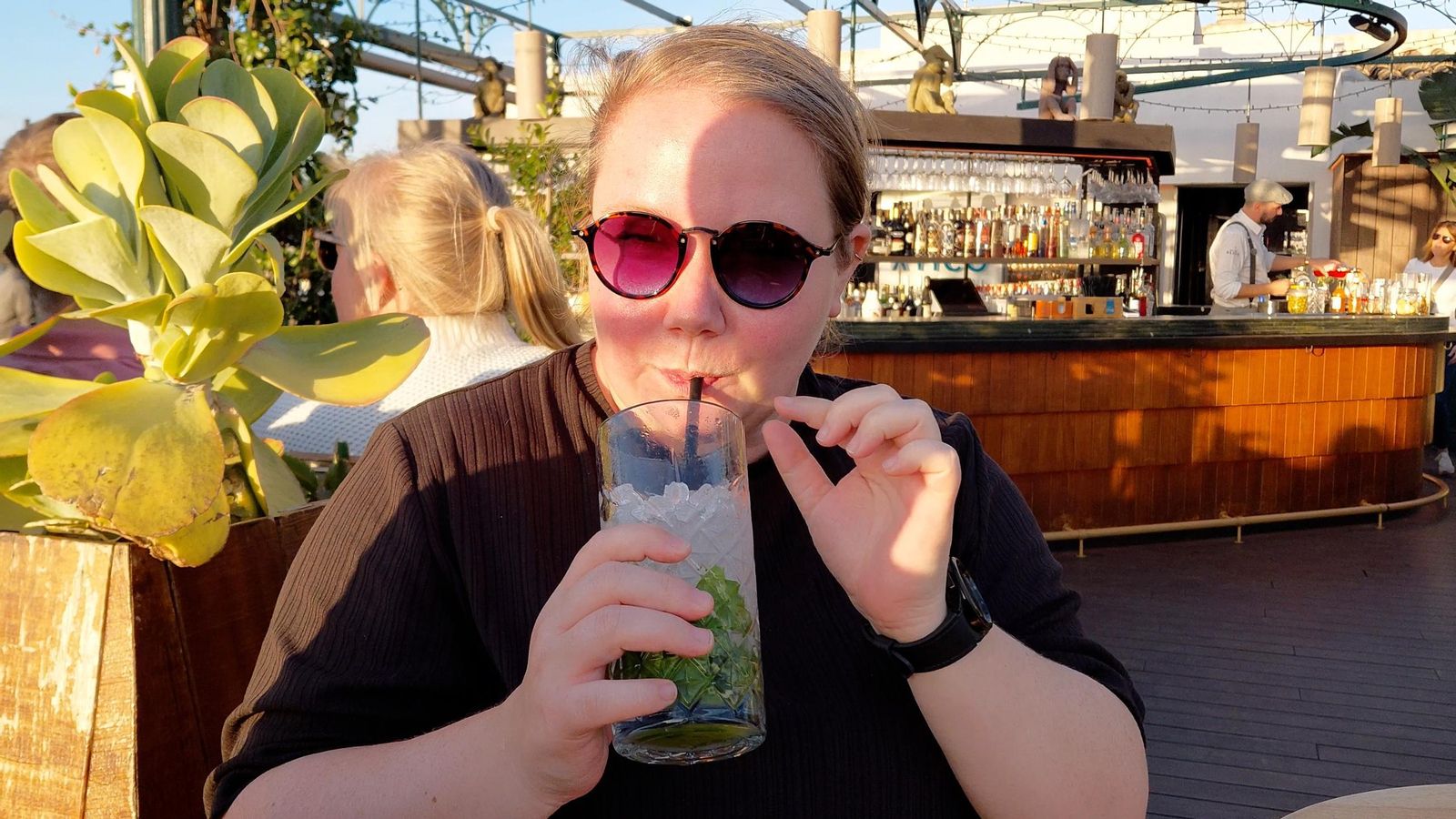 Una clienta disfrutando de un Virgin Mojito en Ático, la rooftop de moda en Sevilla