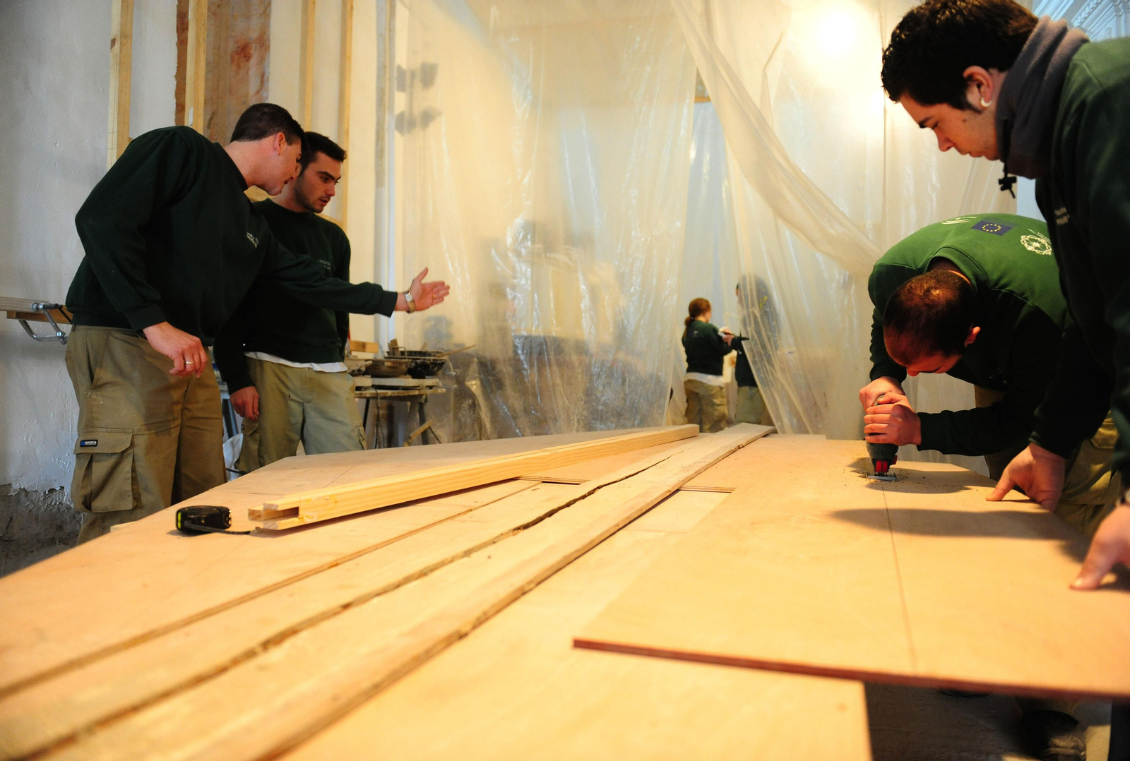 Unos alumnos trabajan en una escuela taller.
