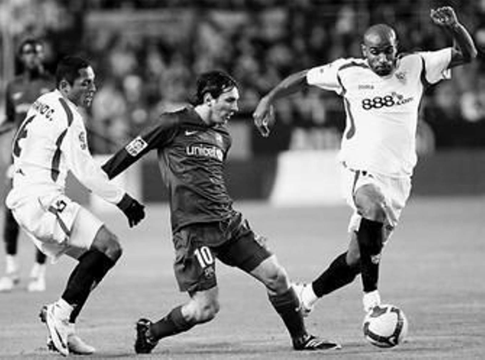 Messi caracolea entre Adriano y Kanouté.