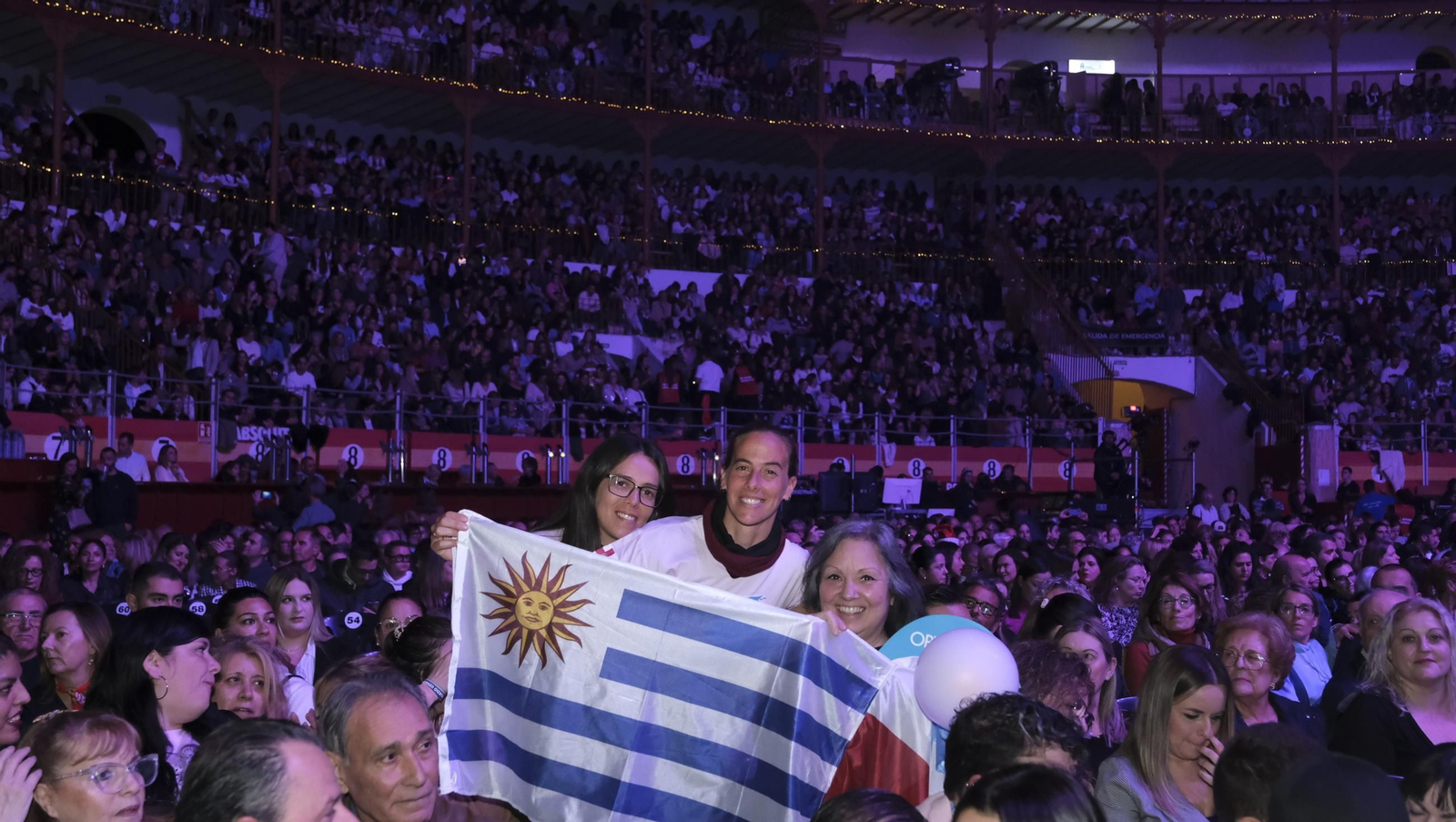 David Bisbal enamora a su Almería en el inicio de la gira 'Todo es Posible en Navidad', en fotografías