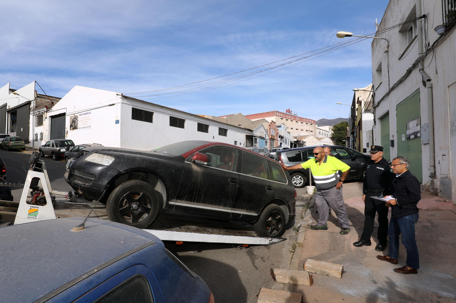 La retirada de un vehículo en el Polígono Industrial La Ermita, en Marbella.