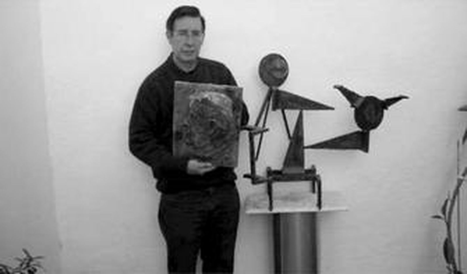 El artista José Martín Sánchez posa con algunas de sus obras.