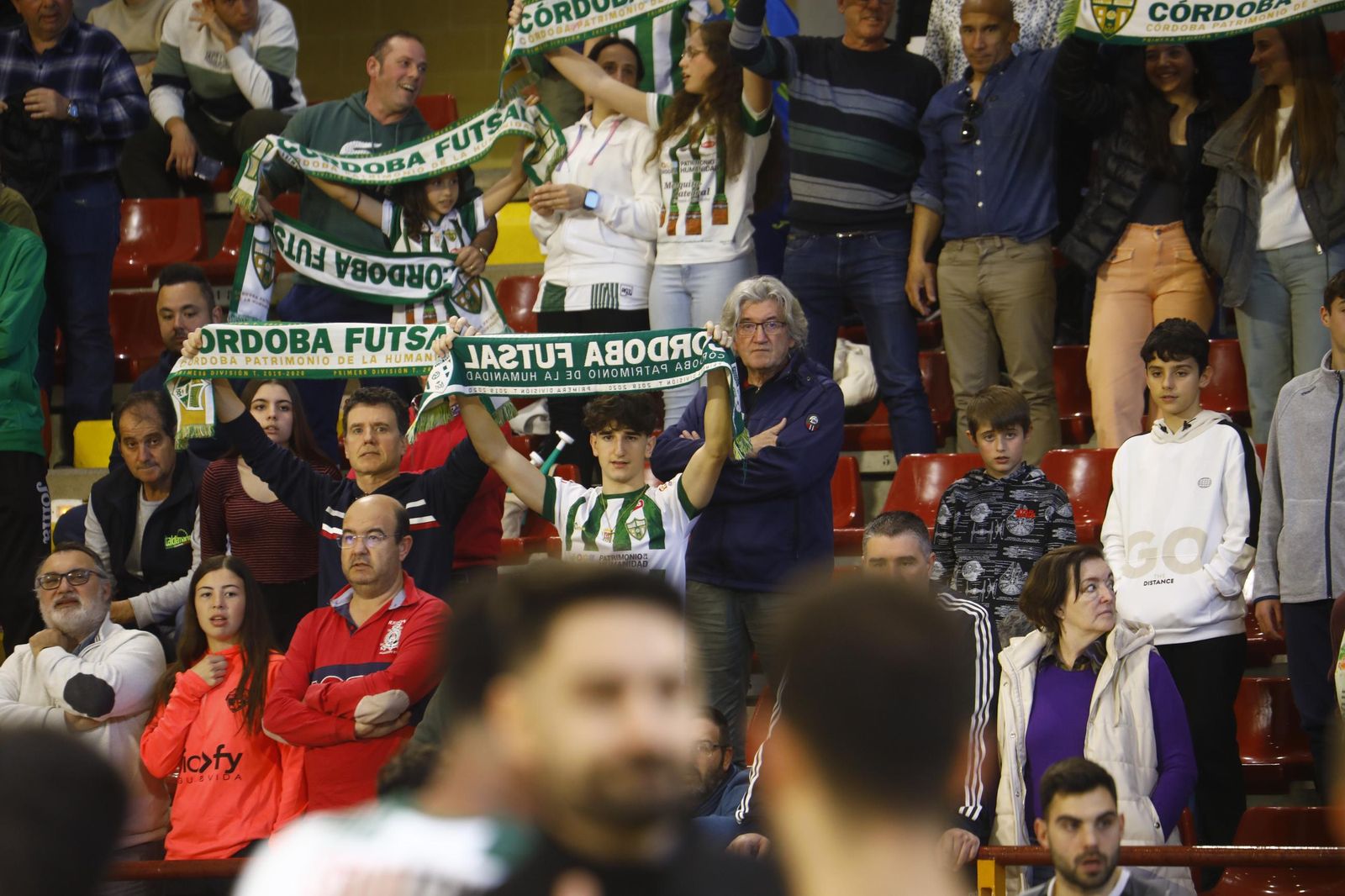 Las mejores fotos del ambiente en Vista Alegre para el Córdoba Futsal - Noia