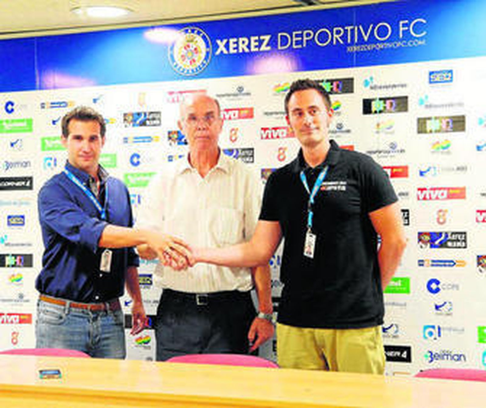 Ravelo, acompañado por Juan Villaverde y Jesús de Mingo, de Decathlon.