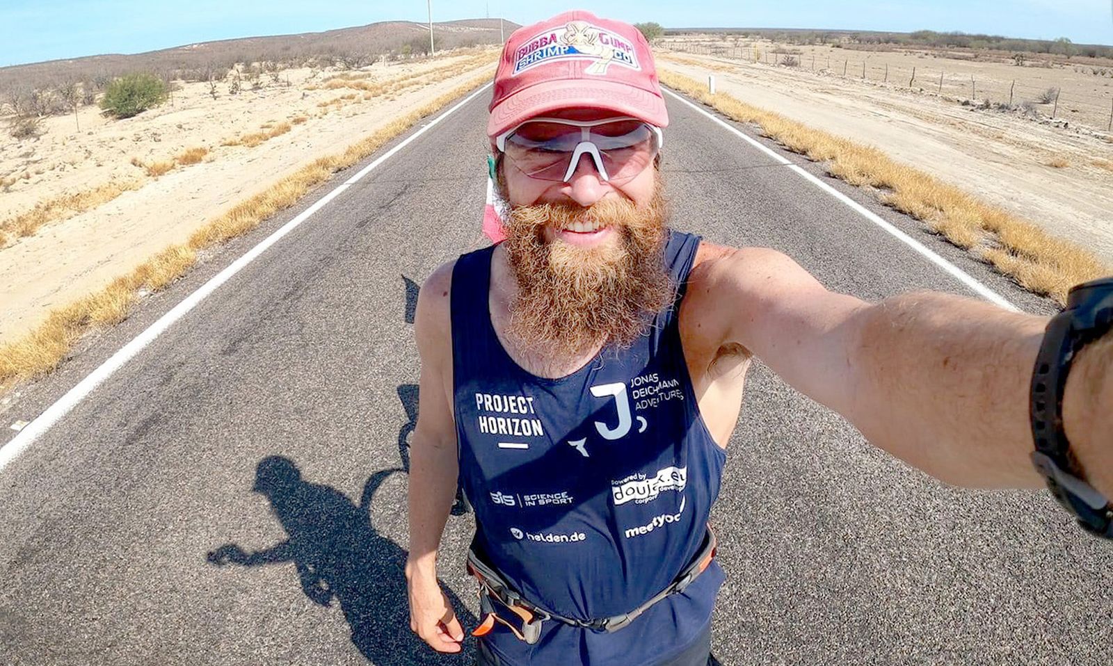 Jonas Deichmann en un 'selfie' durante su carrera