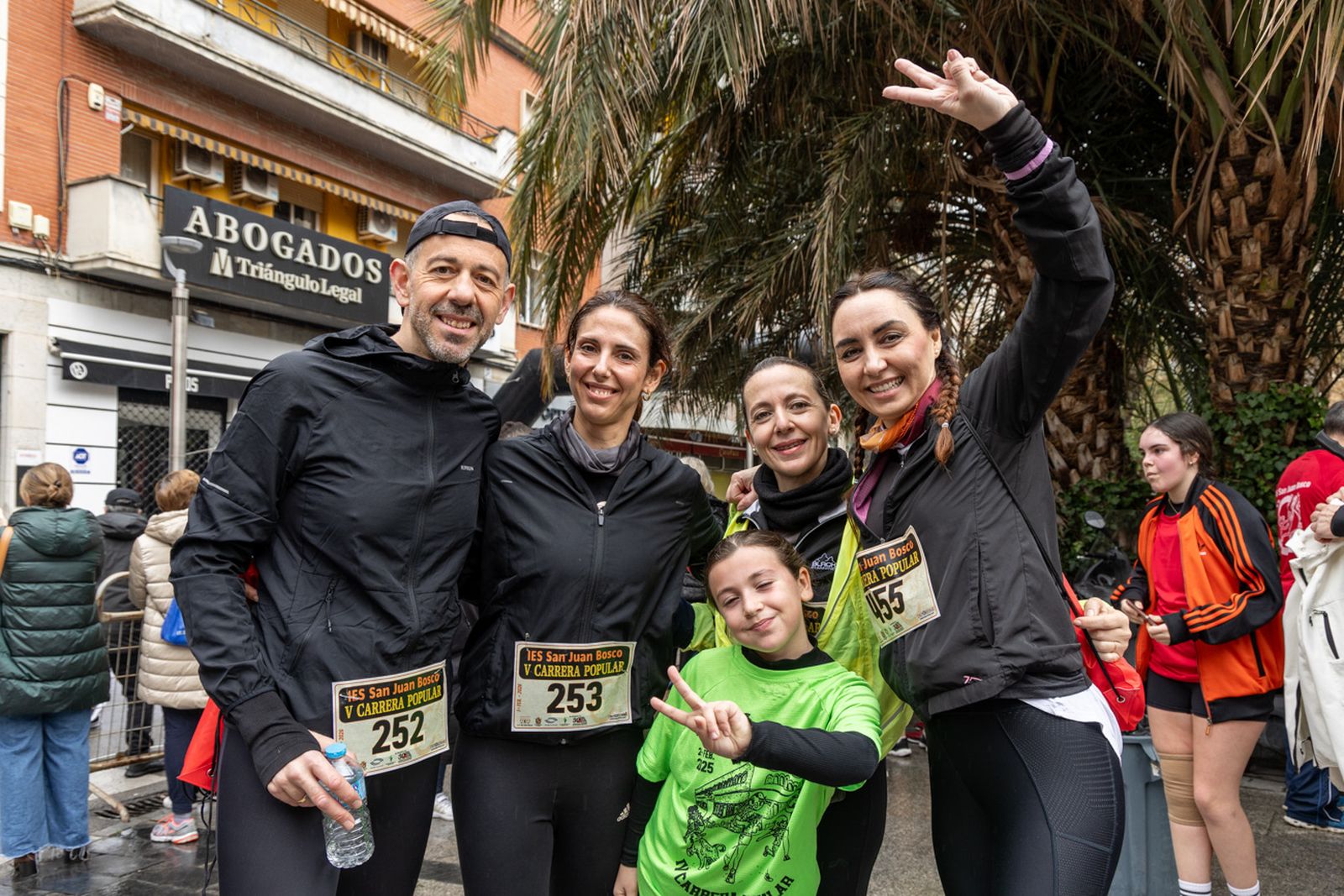 En imágenes: la lluvia no frena a más de un millar de corredores en la V Carrera Popular del IES San Juan Bosco (2)