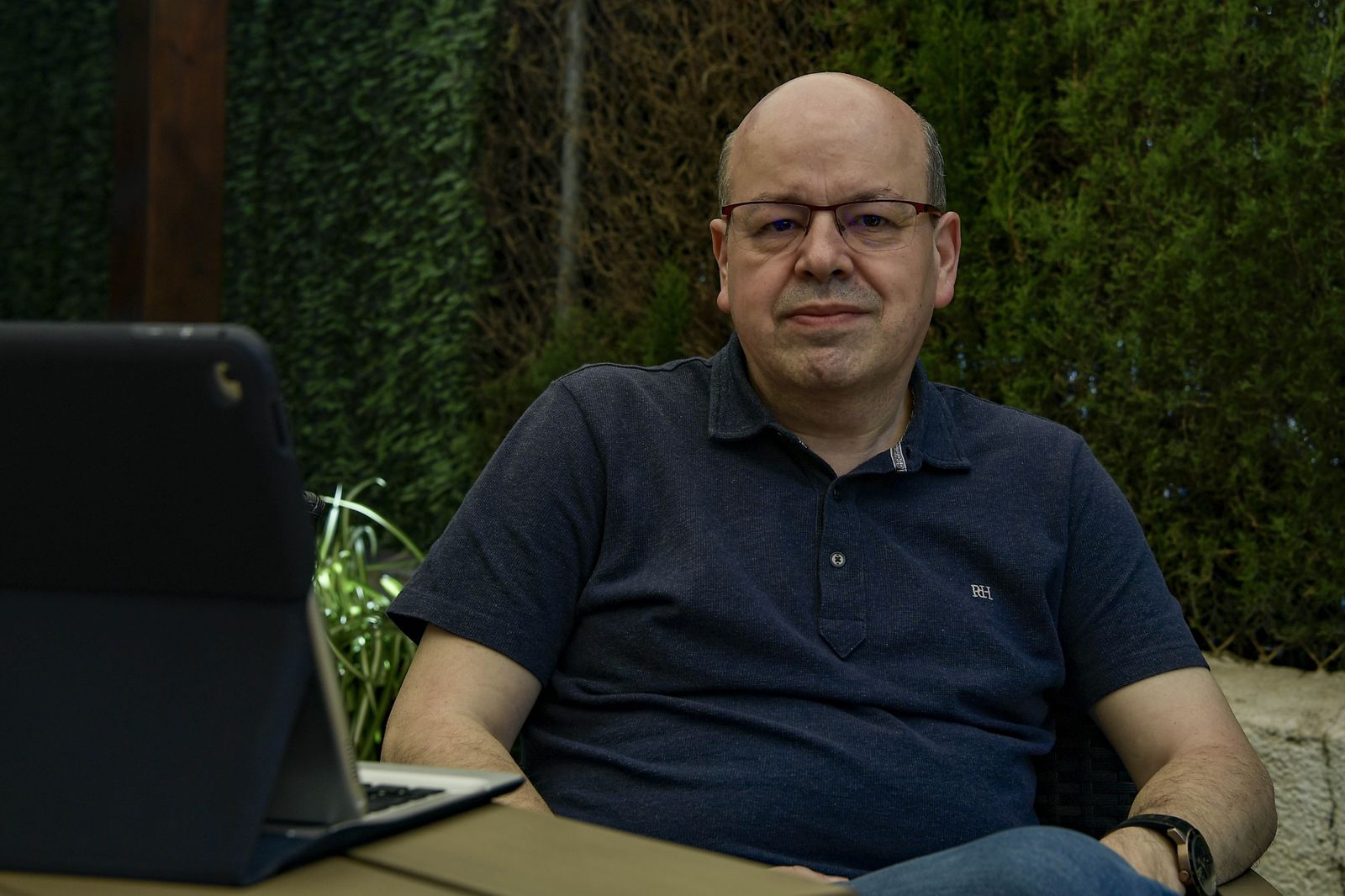Francisco Herrera Triguero (Jódar, Jaén, 1966), catedrático de Ciencias de la Computación, posa en el exterior de su casa.