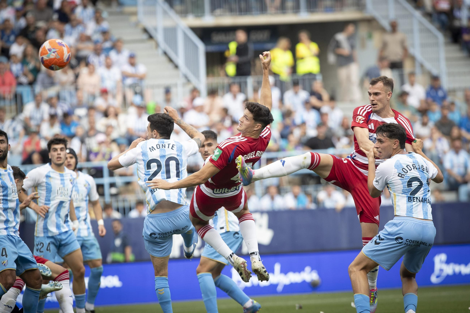 Miguel Rubio intenta rematar en una acción a balón parado.