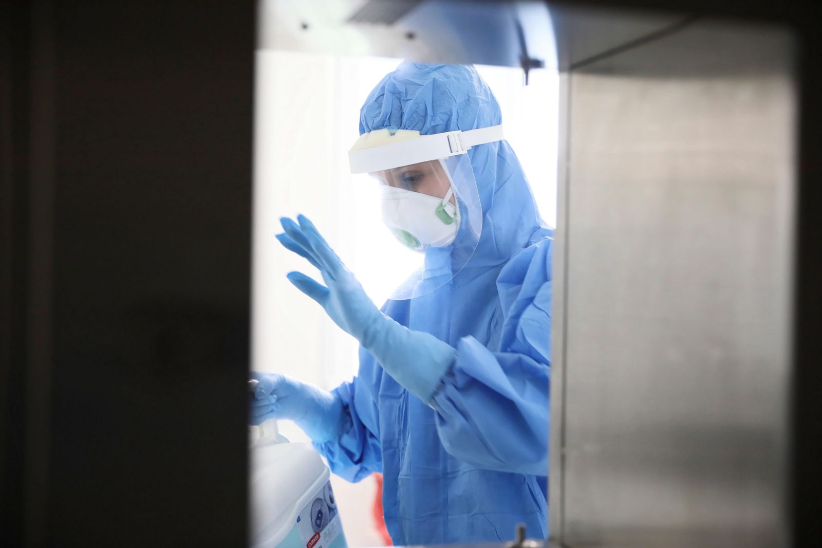 Científicos trabajando en un laboratorio.