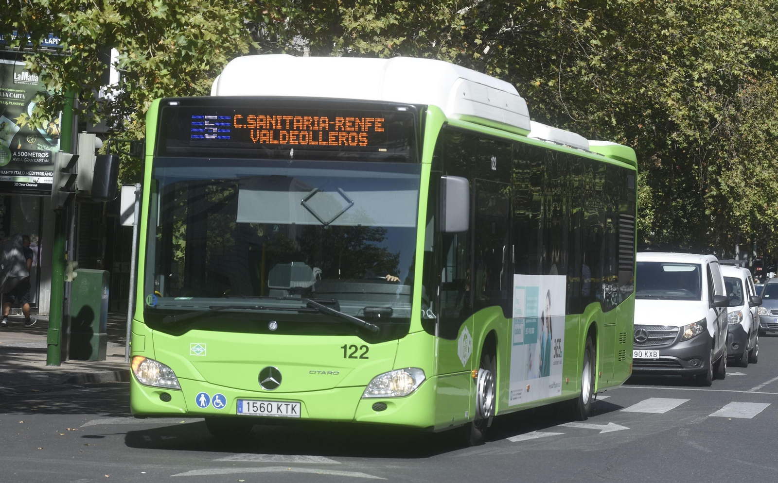 Un autobús de la línea 5 de Aucorsa circula por el centro de la ciudad.