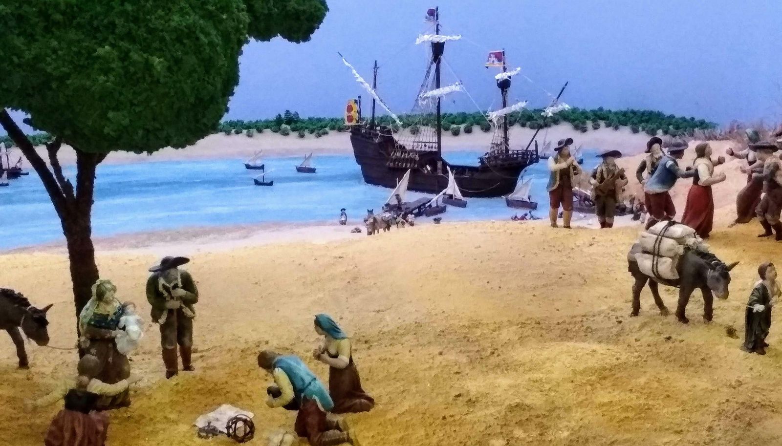 El Belén Municipal muestra el nacimiento en primer término y la nao Victoria en el río Guadalquivir al fondo.