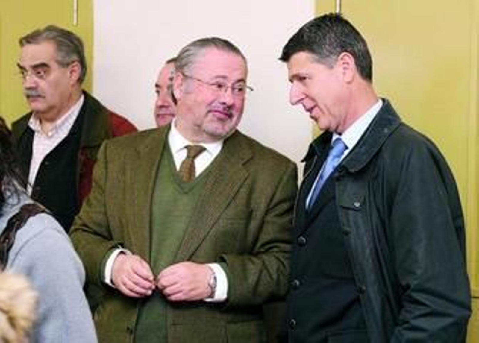 El presidente de Hojiblanca, José Moreno, conversa con el director gerente de Faeca, Rafael Sánchez de Puerta.