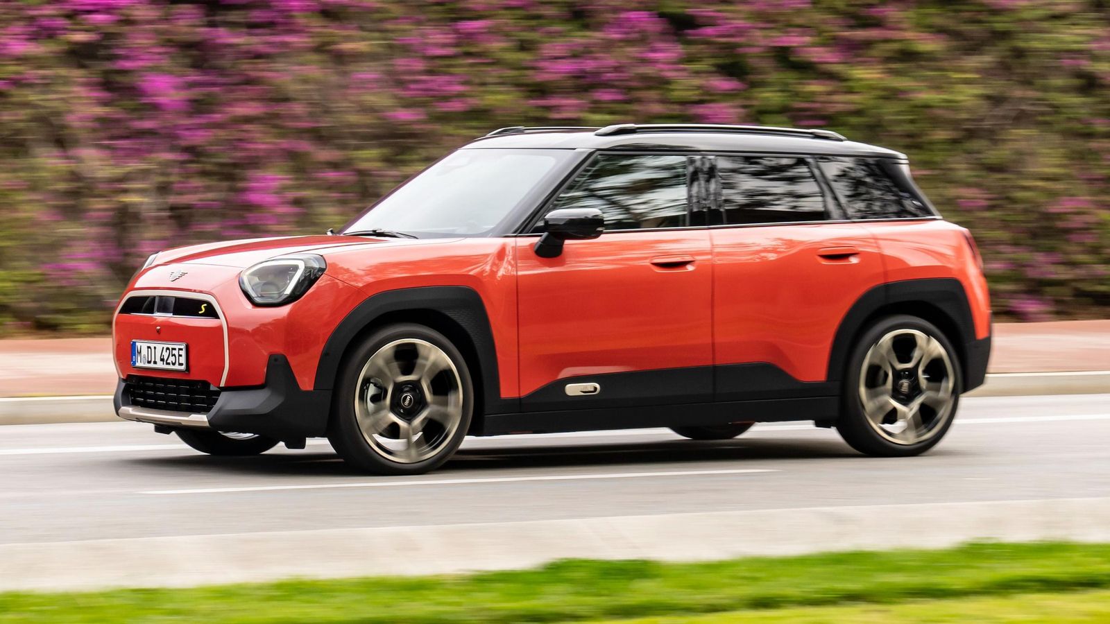 A diferencia de los Cooper de tres puertas y como los de cinco accesos, el Aceman ofrecerá cinco plazas; pero a diferencia de este último, sólo será eléctrico. Mide 4,08 m de largo.