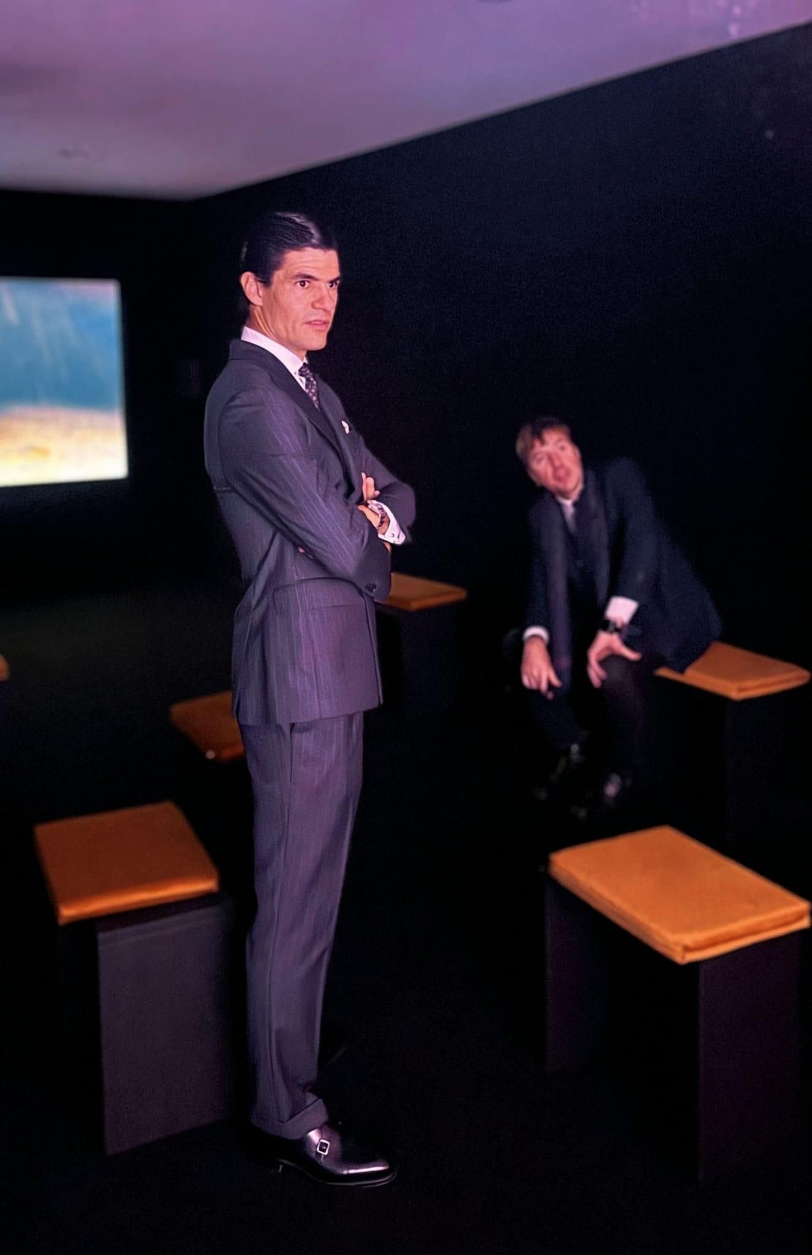 Pablo Aguado y Albert Serra en la instalación de Bruselas.