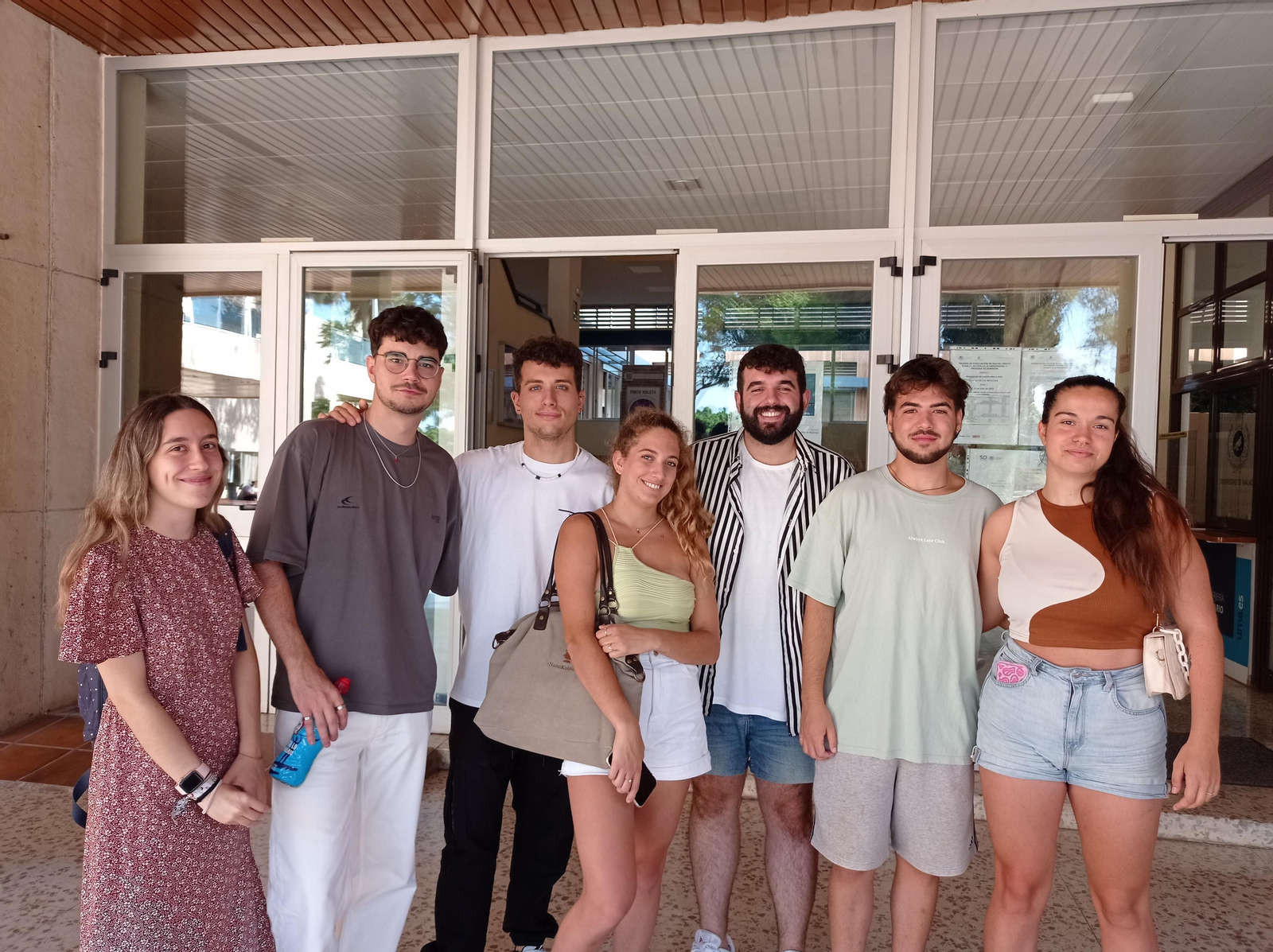 Grupo de estudiantes de Medicina que votan por primera vez este 23J.