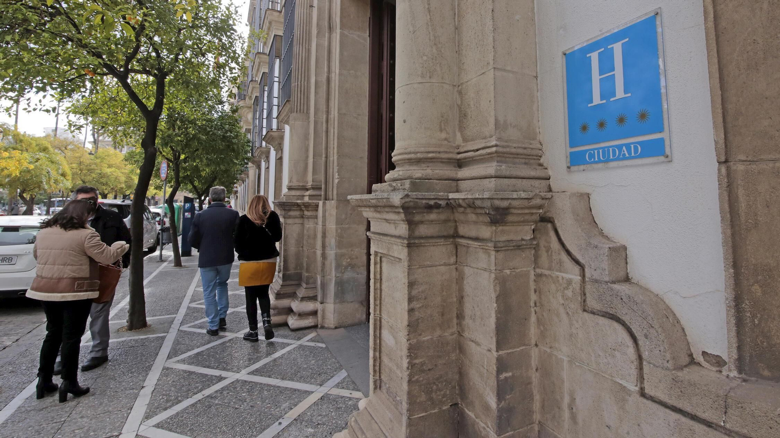 Clientes a la entrada de un hotel del centro.