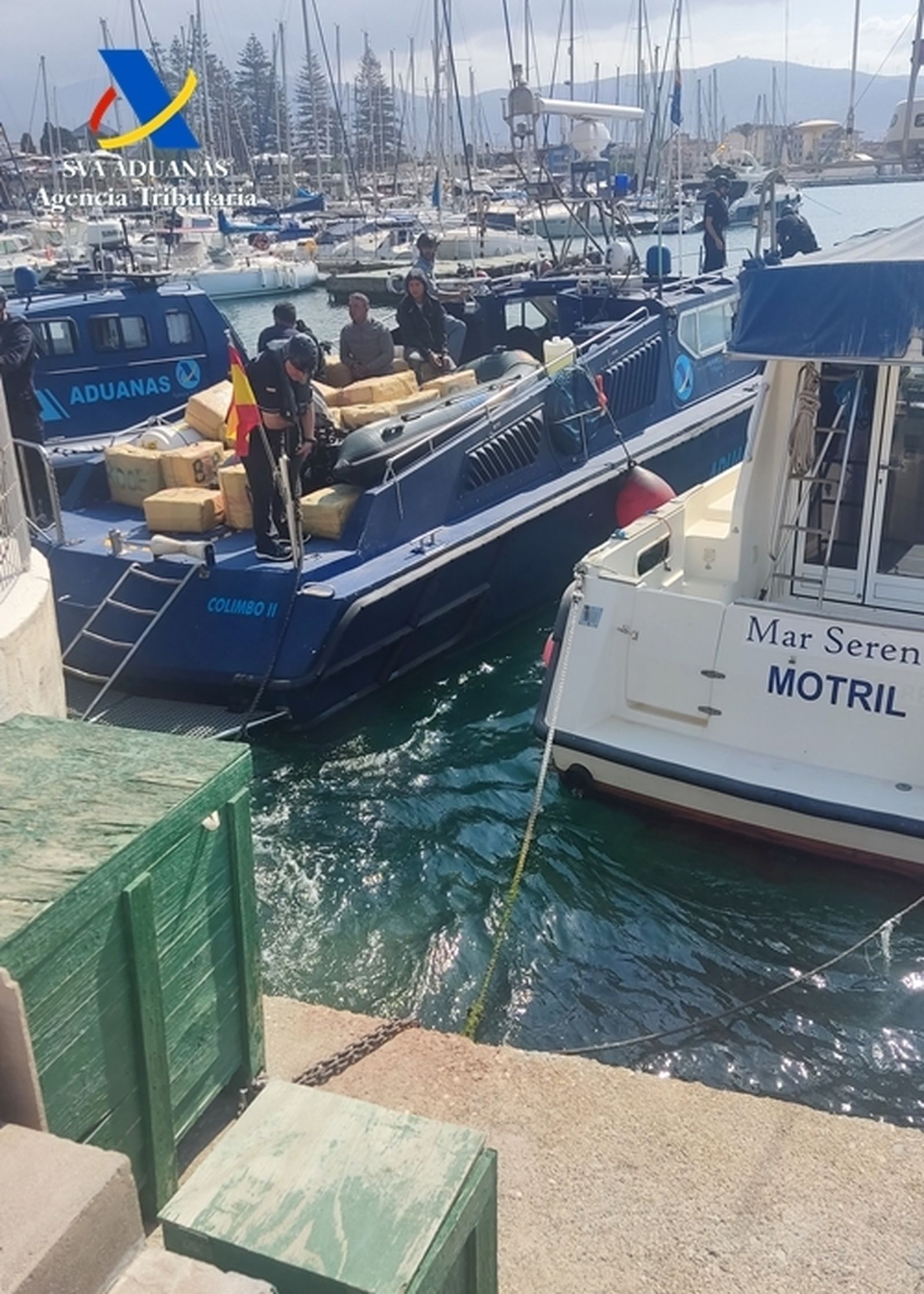 La Agencia Tributaria incauta más de2.300 kilos de hachís tras abordar una‘narcolancha’ en el mar de Alborán