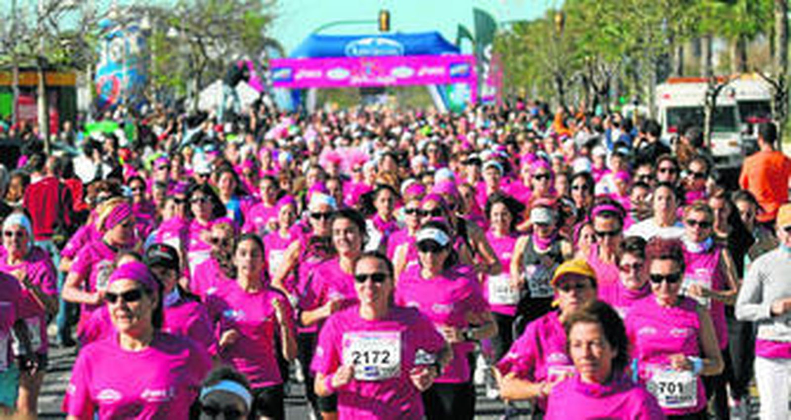 Mujeres participan en la Carrera de la Mujer el pasado 2012.