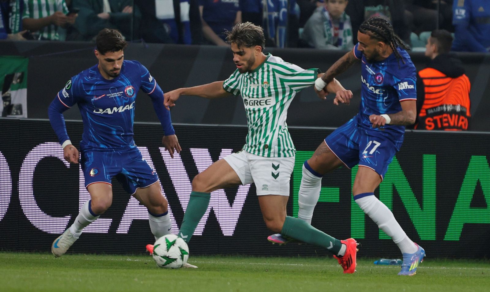 El Real Betis fue subcampeón de la Conference League. Los verdiblancos alcanzaron así la primera final europea de su historia, disputada el 28 de mayo en Breslavia (Polonia), contra el Chelsea FC. Aunque el resultado final fue de 1-4 para los ingleses, el Betis firmó un gran encuentro.